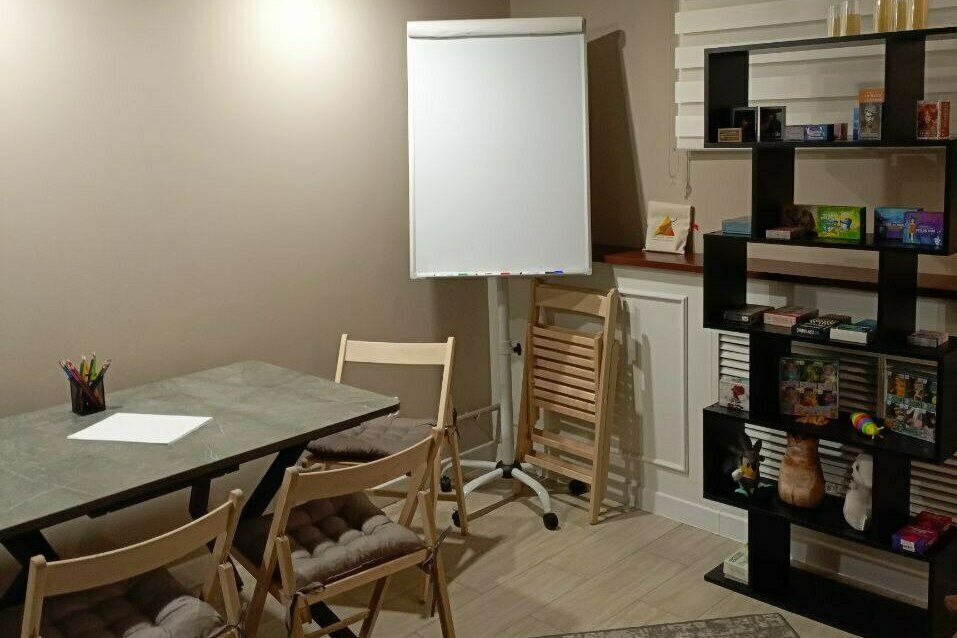 В работе используется всё: и песочные часы, и свечи, и метафорические карты